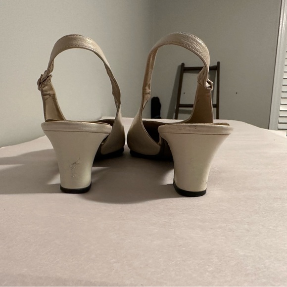 Easy spirit, cream coloured sling back shoes. - Picture 3 of 4
